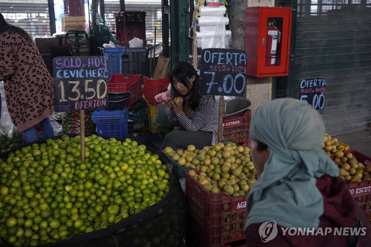 지난 6일(현지시간) 페루 리마 시장에 쌓인 라임