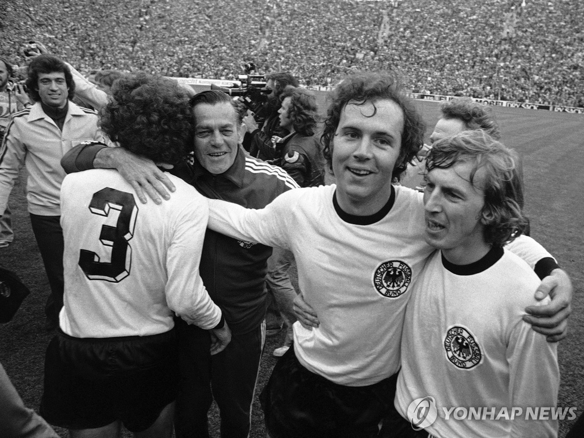 1974 서독 월드컵 우승 당시 베켄바워(오른쪽에서 두번째)