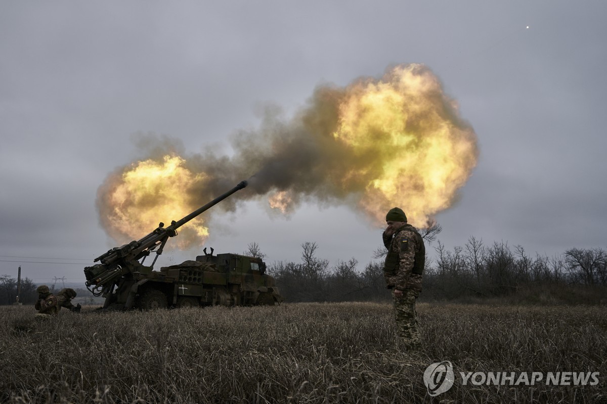 동부 격전지 아우디이우카에서 러시아군을 공격하는 우크라이나군