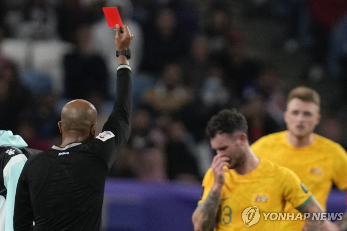 레드카드 꺼낸 심판