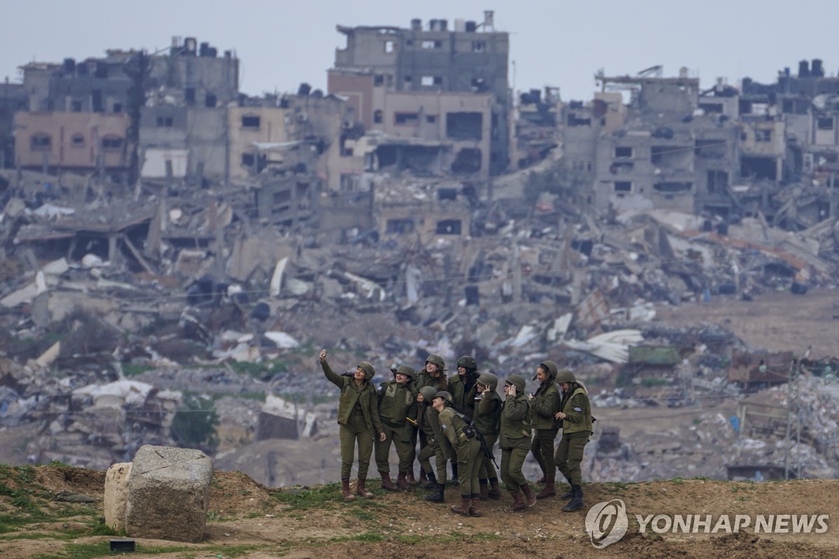 가자지구에서 사진찍는 이스라엘 병사들