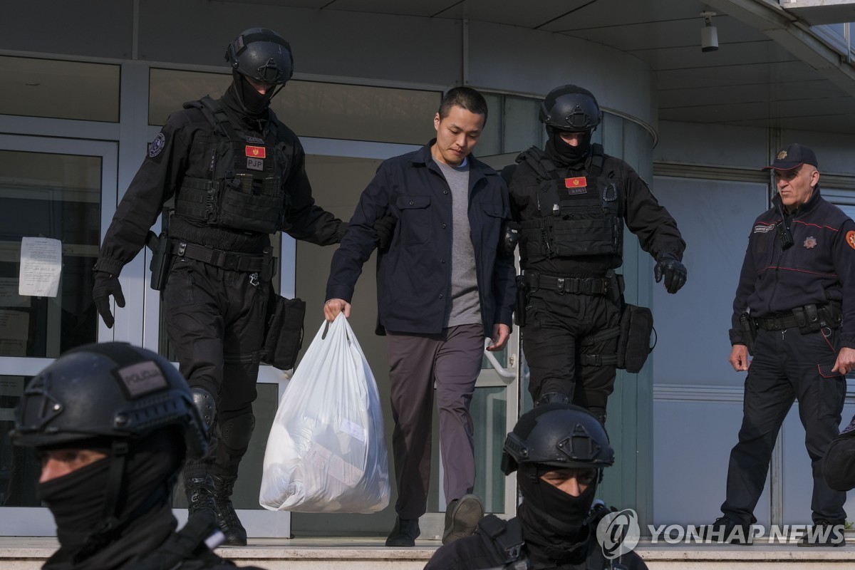 지난 3월 몬테네그로 경찰관과 함께 이동하는 권도형(가운데)