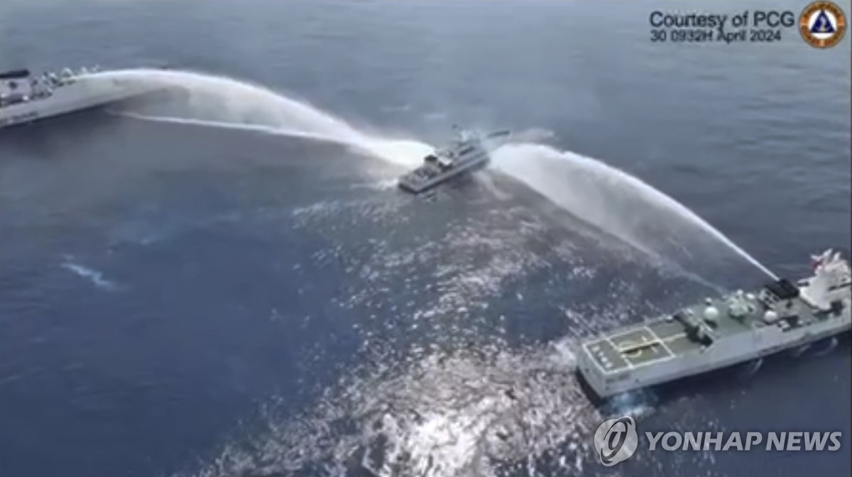 중국 해경선, 남중국해서 필리핀 선박에 물대포 공격
