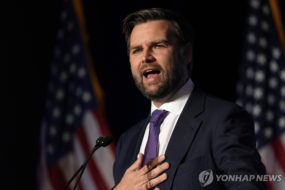 El candidato republicano a la vicepresidencia, el senador JD Vance, habla durante el Desayuno de Dios y País de la Coalición Fe y Libertad, el 18 de julio de 2024, en Milwaukee, Wisconsin, en esta foto difundida por Associated Press. (Yonhap)