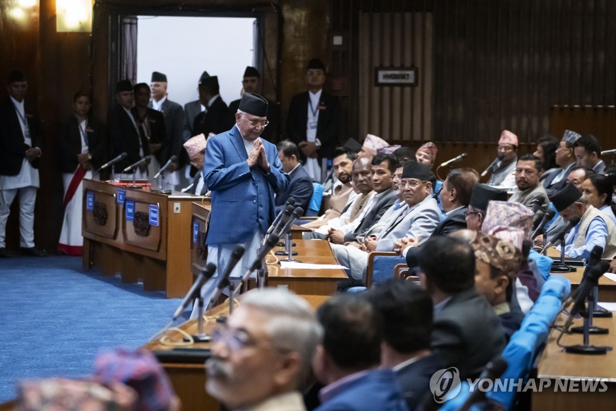 인사하는 K.P. 샤르마 올리 네팔 총리