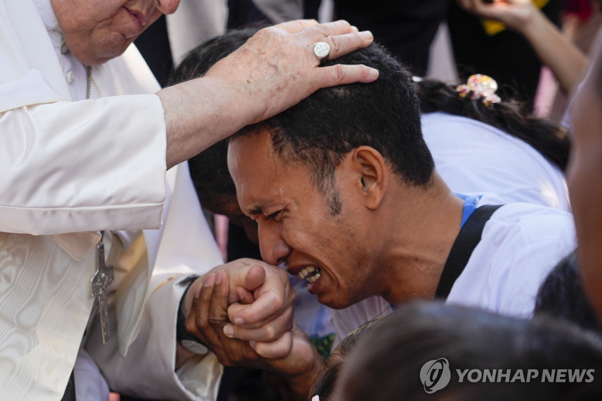 동티모르 장애 학교서 남성 축복하는 프란치스코 교황