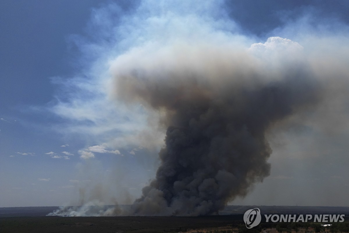 무섭게 솟는 화재 연기