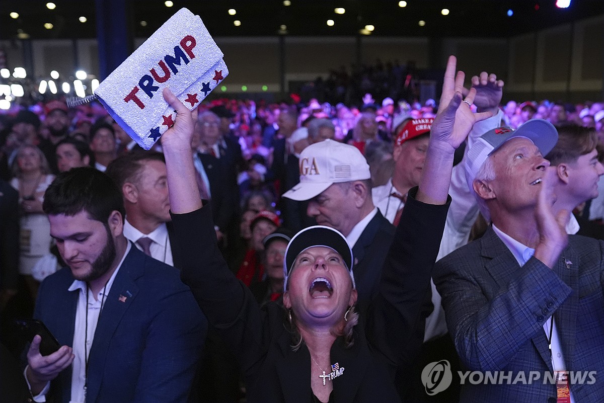 En esta fotografía publicada por Associated Press, los partidarios observan los resultados de una fiesta nocturna de observación de las elecciones de campaña del abanderado republicano Donald Trump en el Centro de Convenciones de Palm Beach en Florida el 6 de noviembre de 2024. (Yonhap)