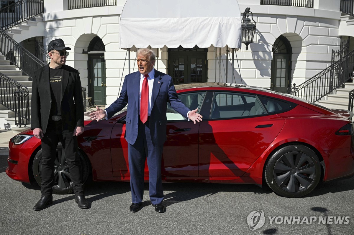 11일 백악관 사우스론에서 테슬라 차를 뒤에 세워두고 발언하는 도널드 트럼프 대통령