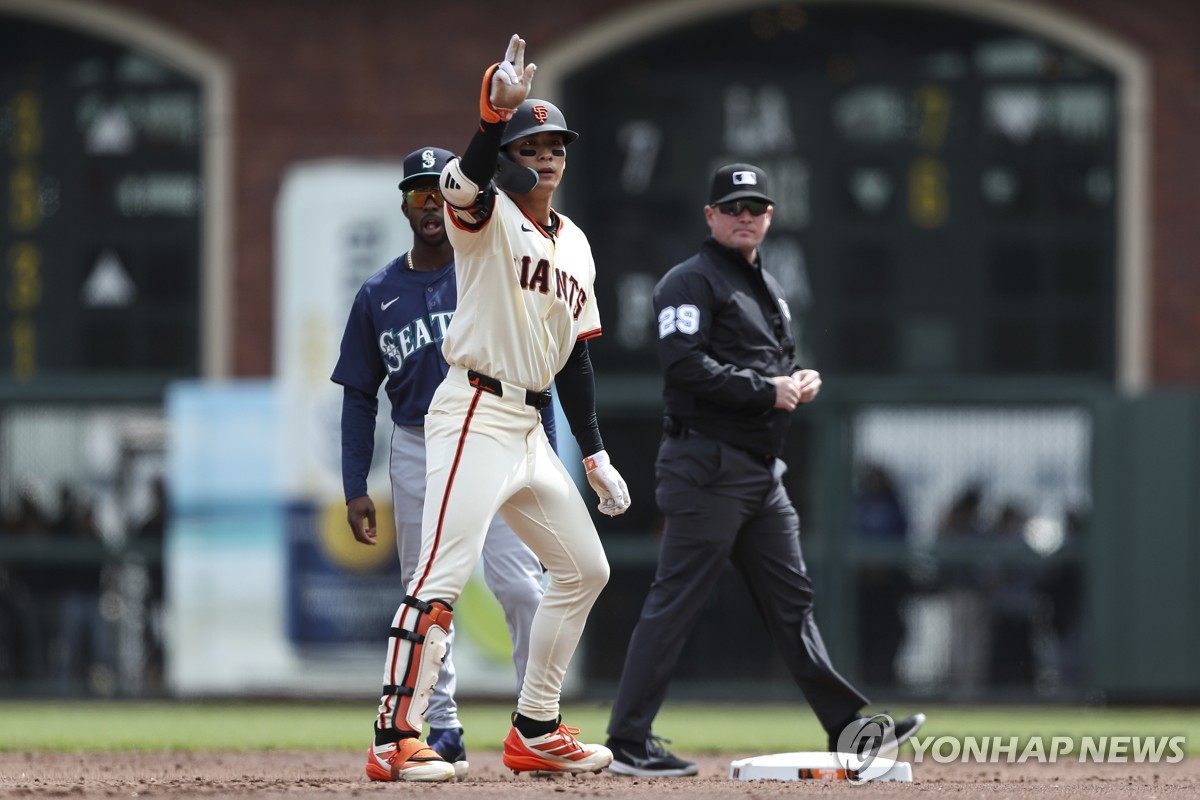 Lee Jung-hoo of the San Francisco Giants celebrates after hitting a double against the Seattle Mariners during a Major League Baseball regular-season game at Oracle Park in San Francisco on April 6, 2025, in this Associated Press photo. (Yonhap)