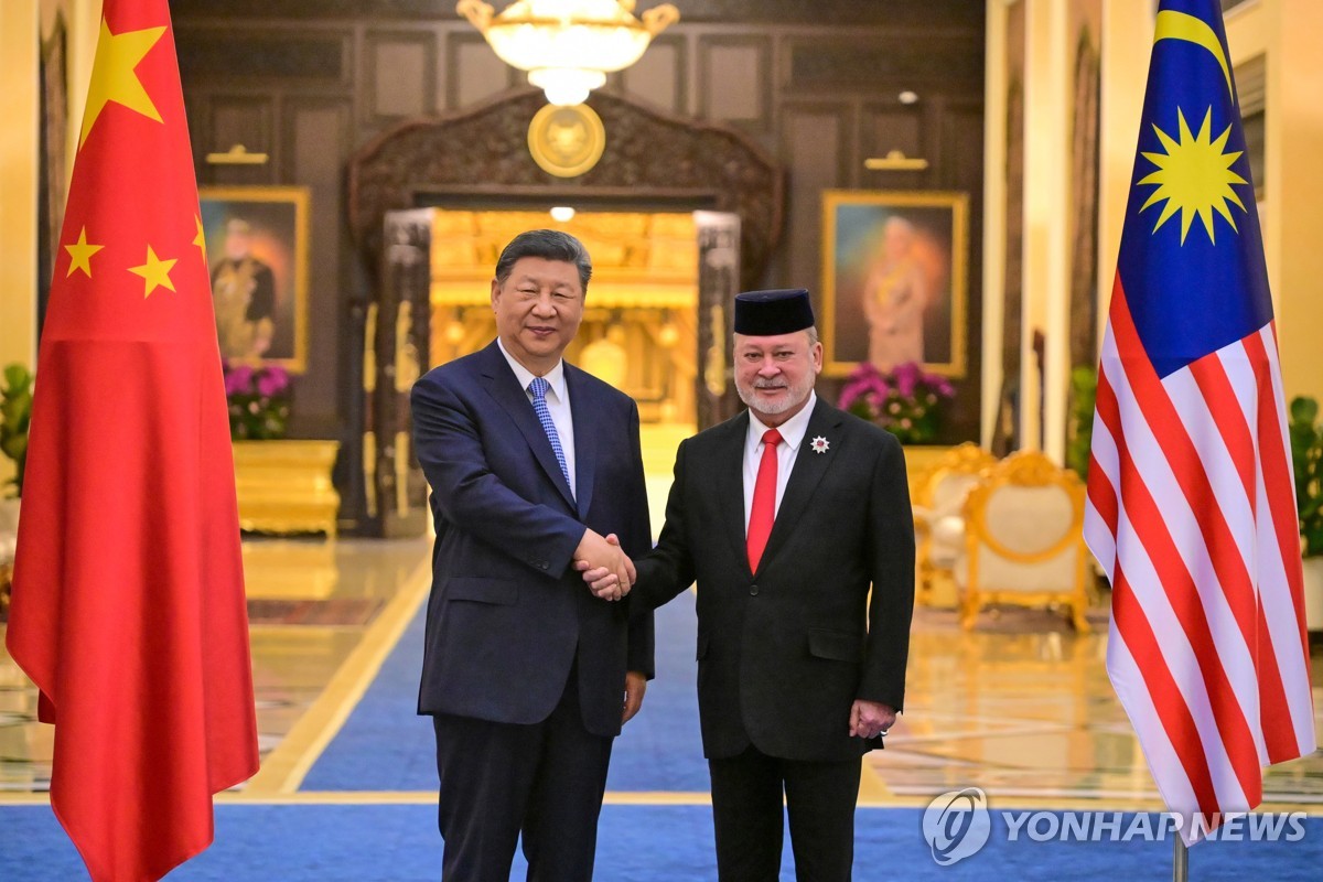 시진핑 주석(왼쪽)과 이브라힘 말레이 국왕