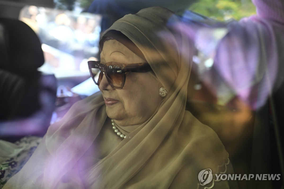 6일 공항에 도착한 뒤 떠나는 칼레다 지아 BNP 총재