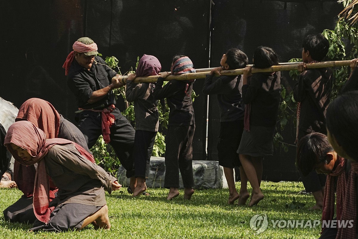 캄보디아, 크메르루주 대학살 50주년 추모 공연