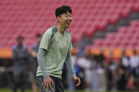 손흥민 "용납할 수 없는 시즌…UEL 우승으로 무관 한 풀겠다"