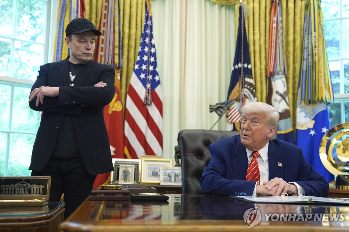 "트럼프 '머스크 응징' 실제로 만지작…스페이스X 한때…