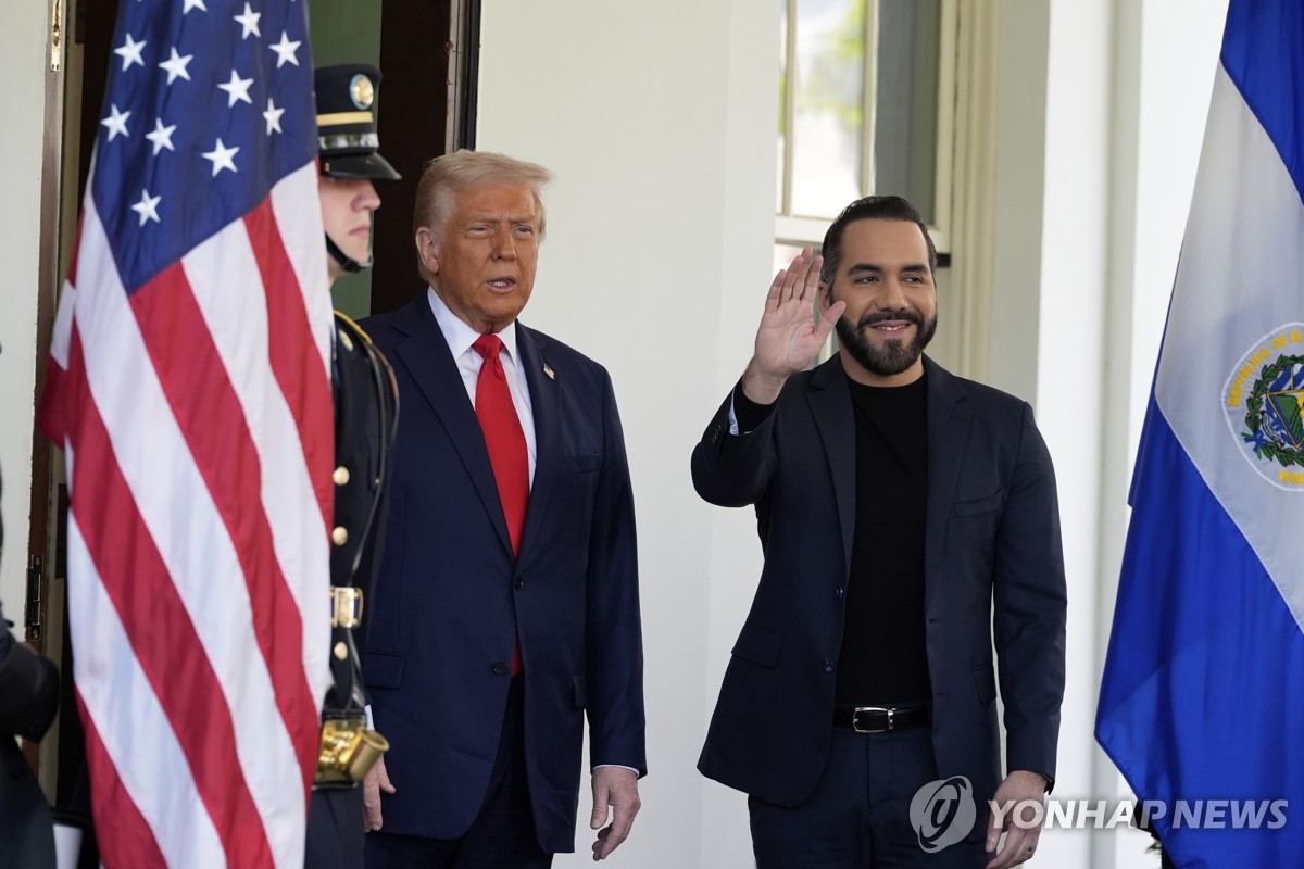 도널드 트럼프 미국 대통령(좌측)과 나이브 부켈레 엘살바도르 대통령(우측)