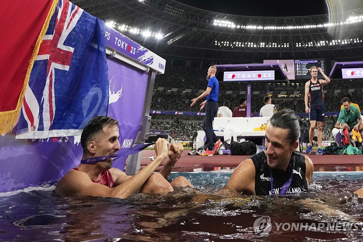 남자 3,000ｍ 장애물 입수 세리머니