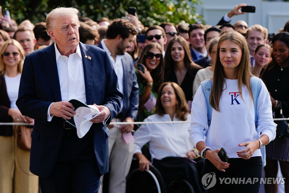 트럼프 미국 대통령(왼쪽)과 손녀 카이 트럼프