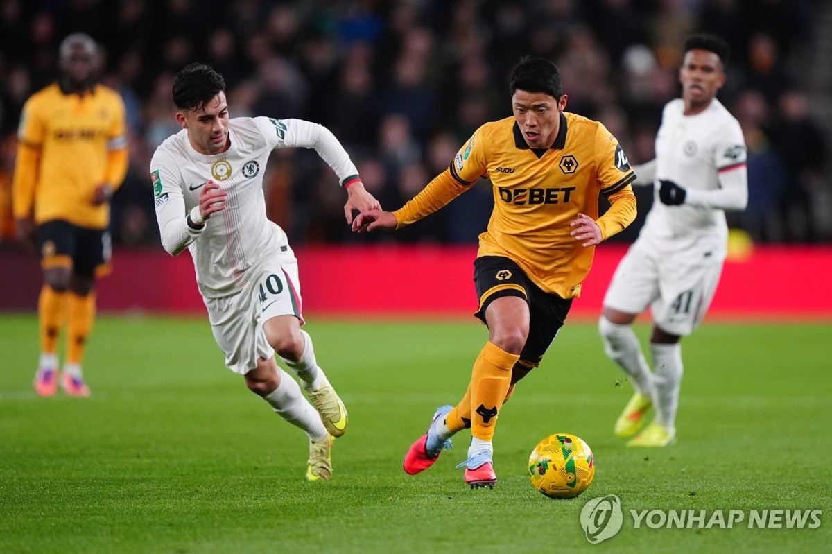황희찬 시즌 첫 도움…울버햄프턴, 첼시에 져 리그컵 16강 탈락