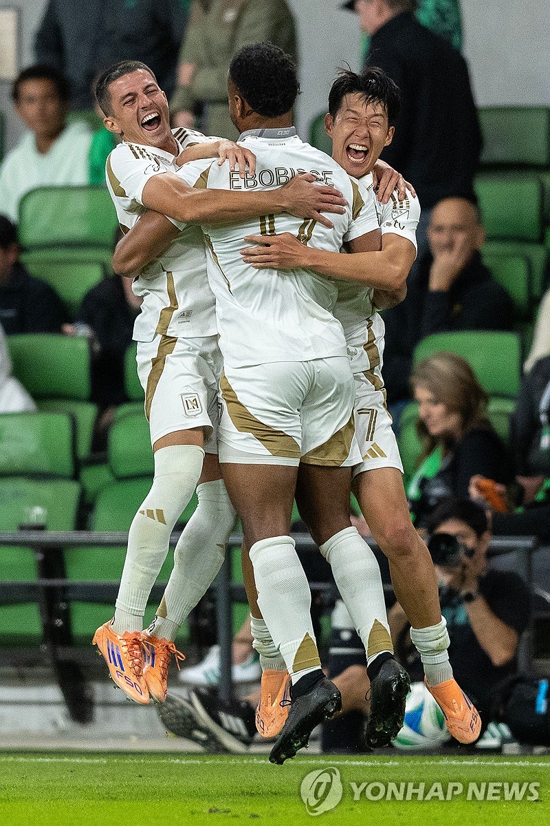 기뻐하는 손흥민과 LAFC 선수들