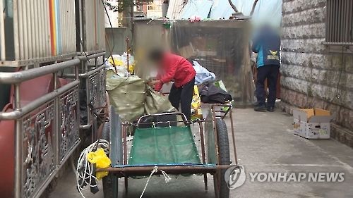 폐지 줍는 노인