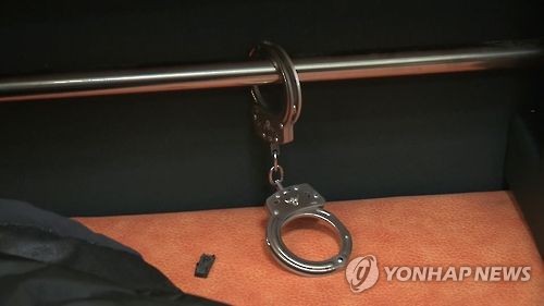 우즈베크인 알바생 수갑 채워 8시간 감금·폭행…징역 2년