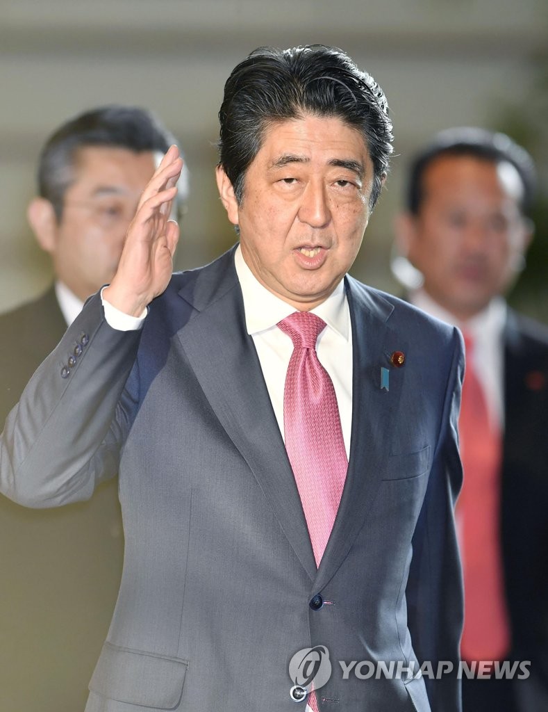 총리관저로 들어가는 아베 신조 일본 총리