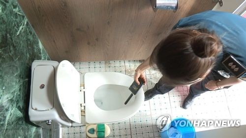 사장이 회사 화장실에 몰카 설치…"해충퇴치기" 발뺌