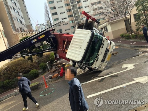 서울 아파트서 돌풍에 이사 사다리차 전복…"다친 사람 없어"