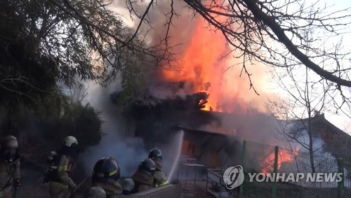 서울 종로구 인왕사 화재…보광전 전소(종합)