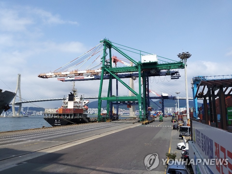 (3rd LD) Korea's exports dip 10.3 pct in 2019 on weak chip sales, trade rows - 2