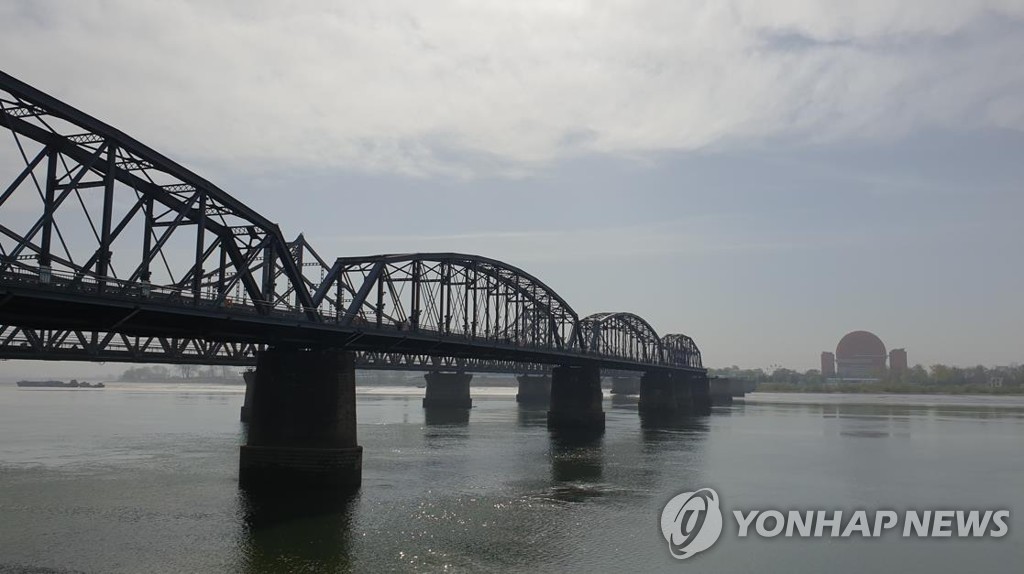 중국 랴오닝성 단둥(丹東)에서 바라본 북·중 국경 다리와 북한 신의주