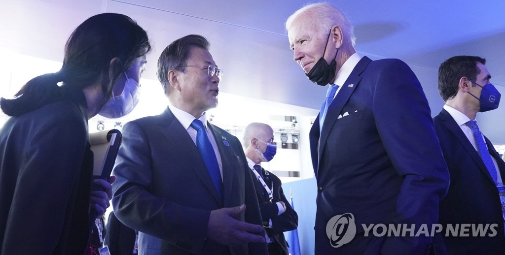 En la imagen de archivo, tomada el 30 de octubre de 2021 (hora local), se muestra al entonces presidente de Corea del Sur, Moon Jae-in (izda.), estrechando la mano del presidente estadounidense, Joe Biden, al margen de la cumbre del G-20, en Roma, Italia.