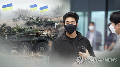 Un combatiente voluntario surcoreano es interrogado sobre su estancia no autorizada en Ucrania - 1