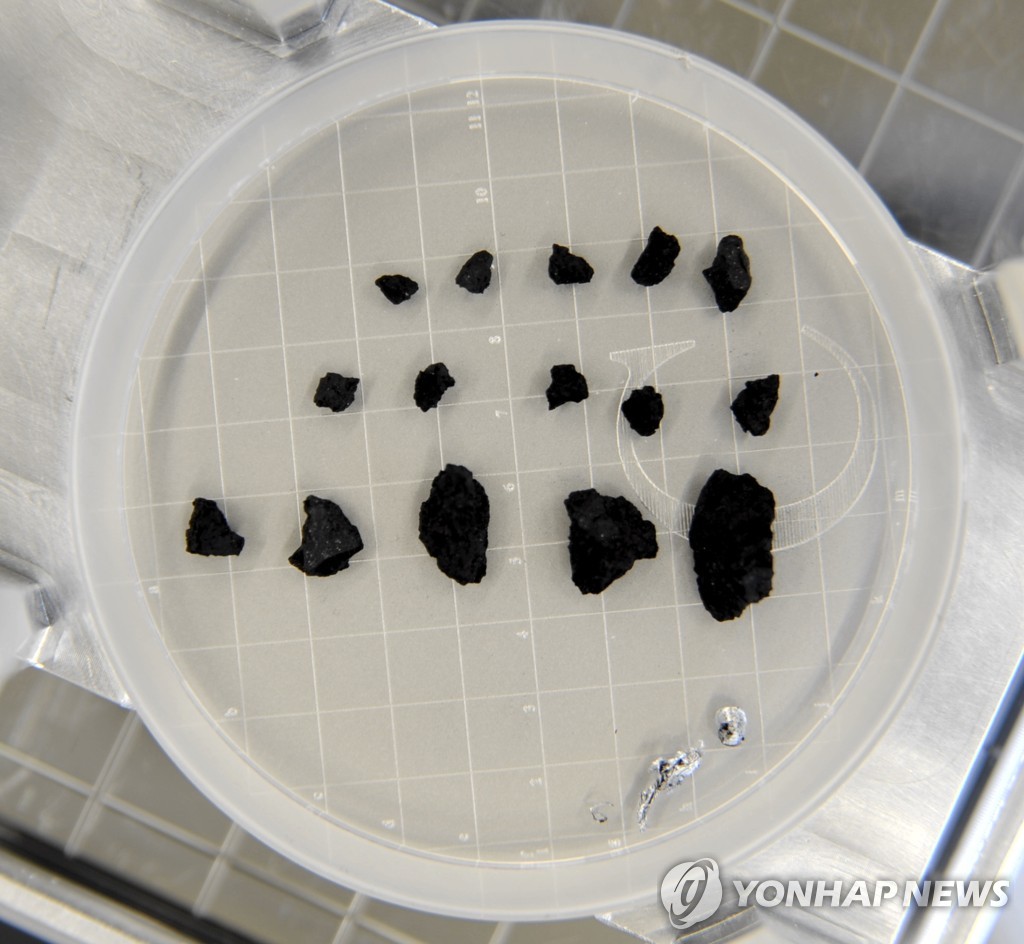 하야부사2가 소행성 류구 표면에서 채취한 굵은 입자, 샬레 직경은 약 60mm