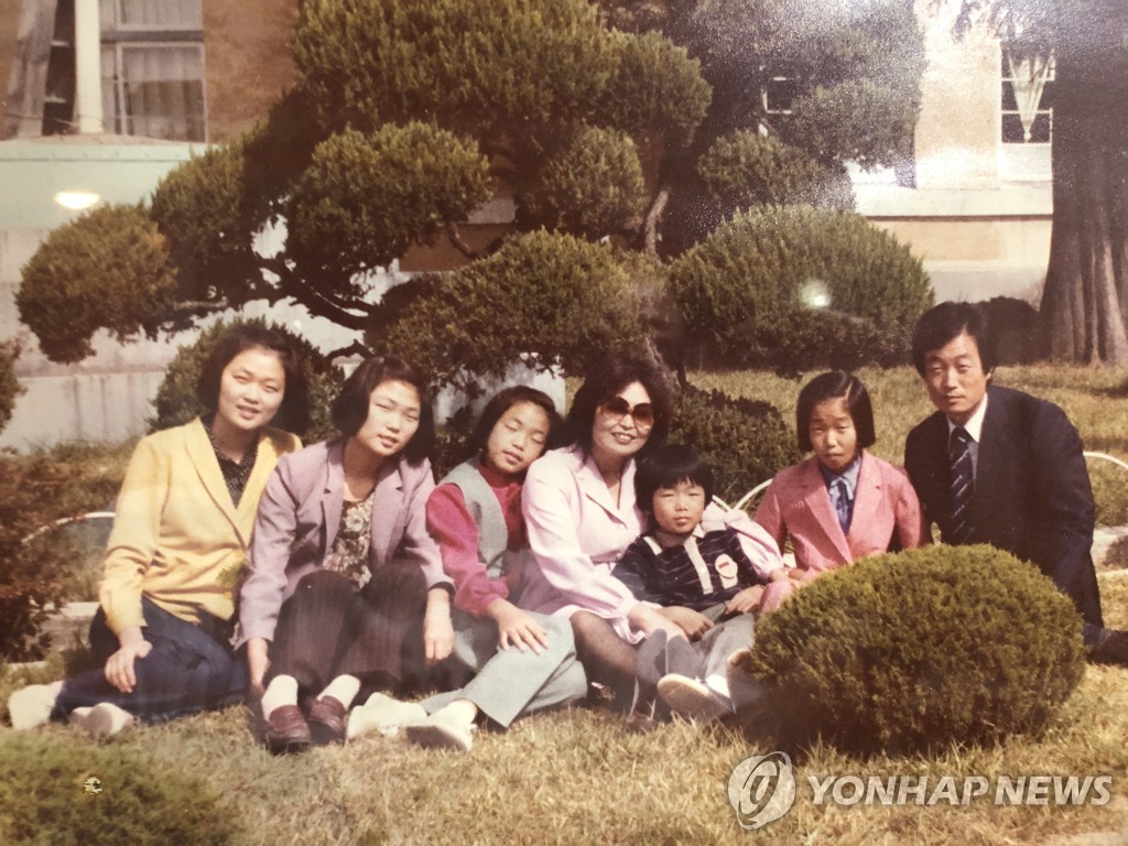 가족과 함께 포즈를 취한 고교시절 김미경(왼쪽에서 두번째)