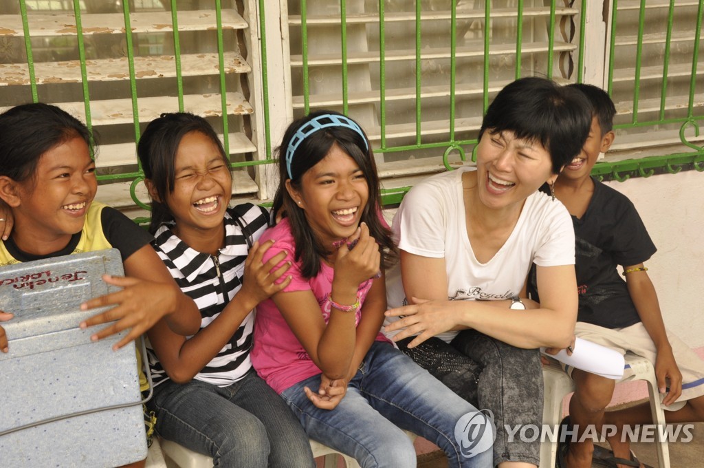 2013년 필리핀 태풍 임시 난민수용소 학교에서 아이들과 얘기하는 한비야