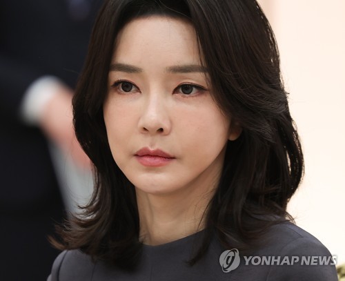대선 때 김건희 여사 비방 현수막 25개 게시한 남녀 벌금형
