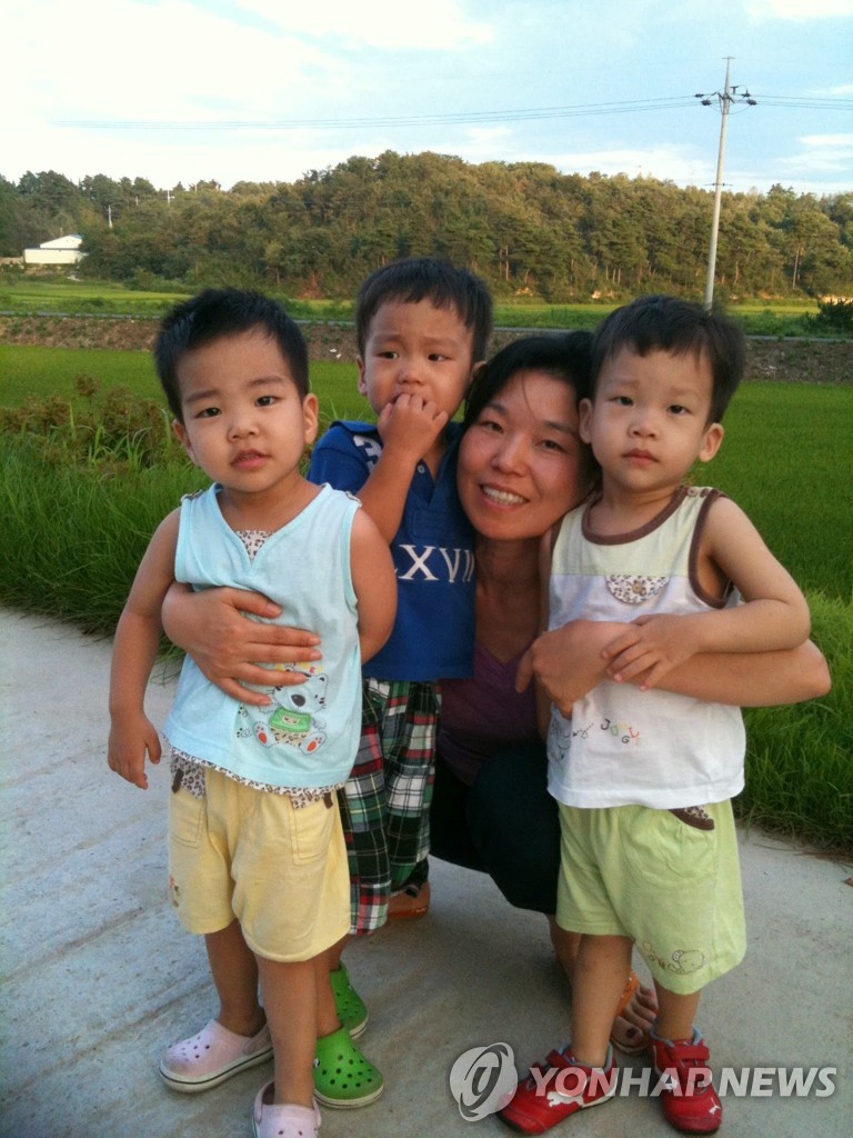 김재련과 세쌍둥이 아들들