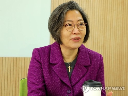 연합뉴스와 인터뷰 중인 이수정 교수