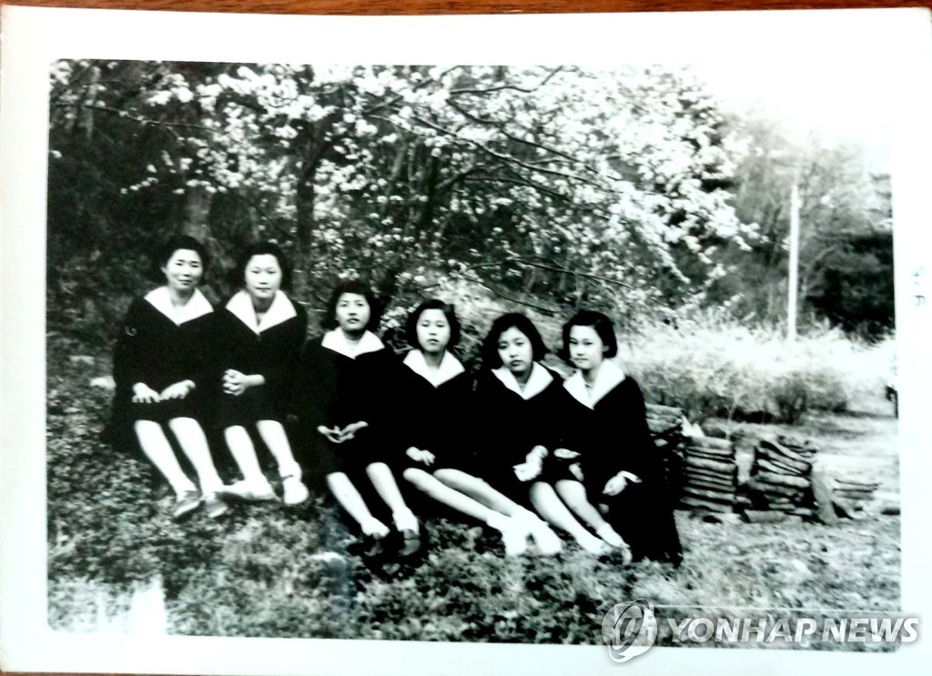 중학교 시절이 최영미(왼쪽에서 세번째)