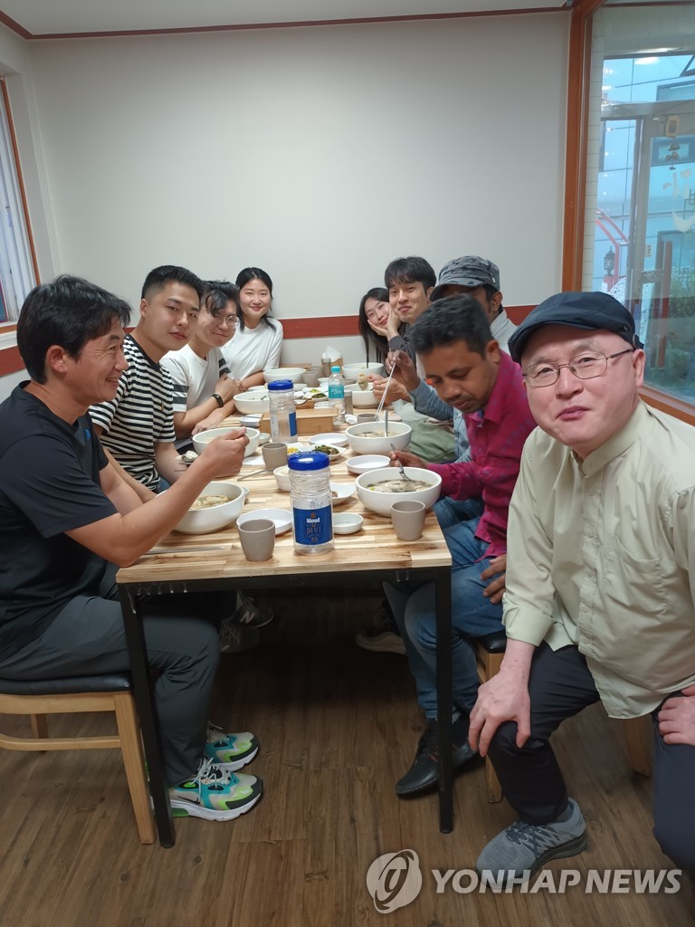 이주 노동자와 식사하는 김달성 목사