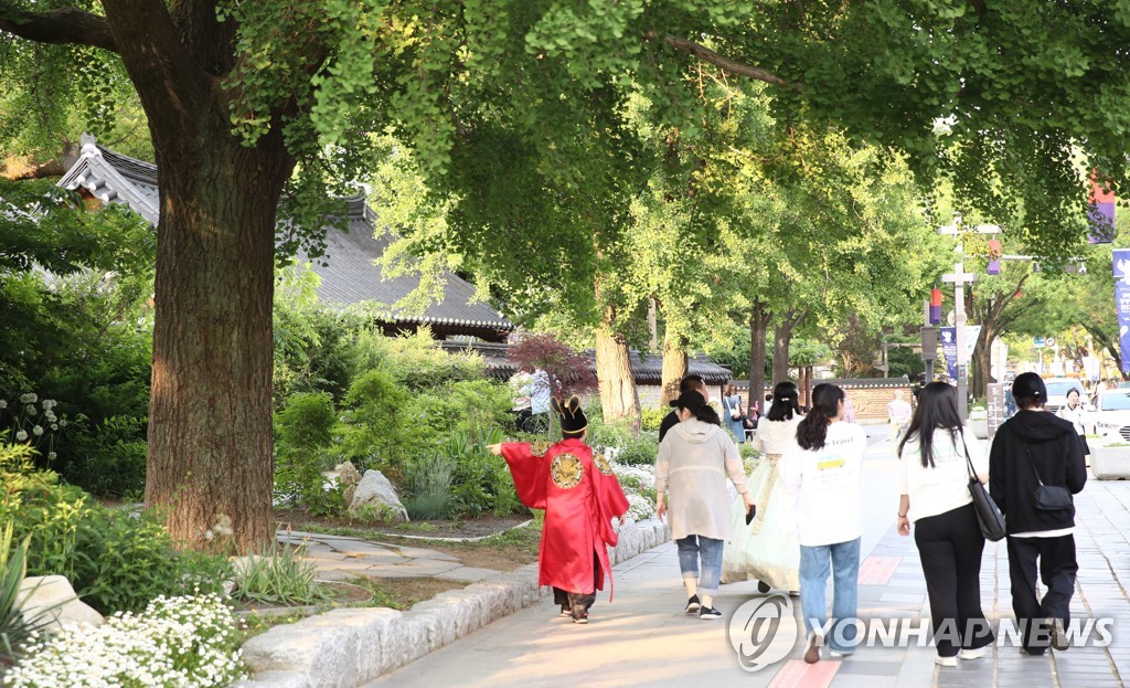 전주 한옥마을 경기전 앞 거니는 관광객들
