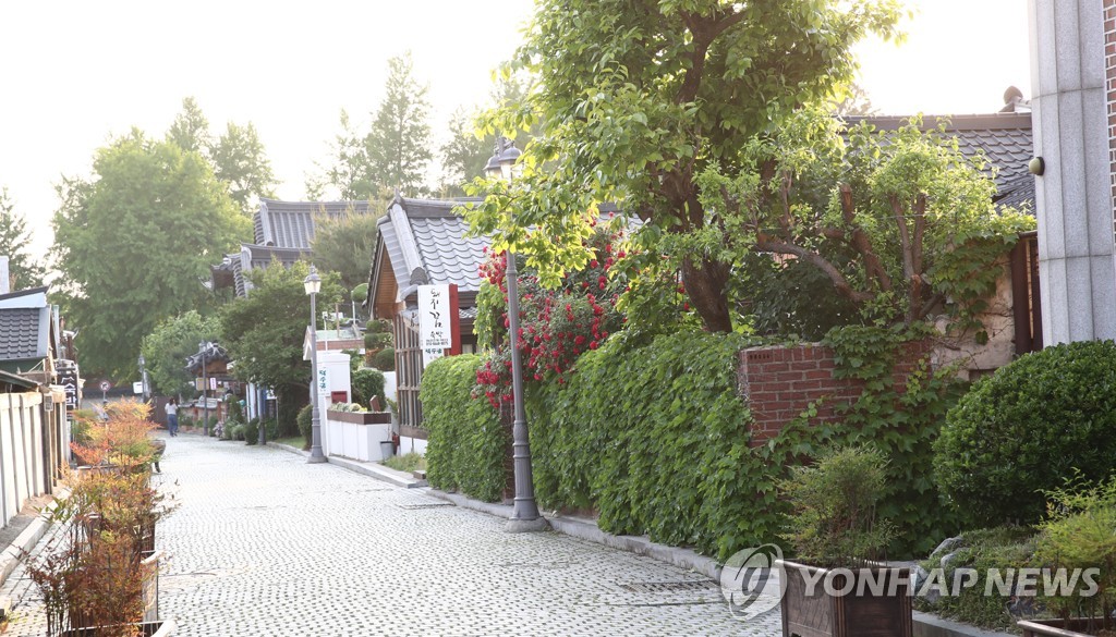 아름답고 깔끔하게 정비된 전주 한옥마을 골목