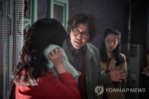 A scene from the comedy satire film "Cobweb," starring Song Kang-ho (C), is seen in this photo provided by its production company, Barunson E&A. (PHOTO NOT FOR SALE) (Yonhap)