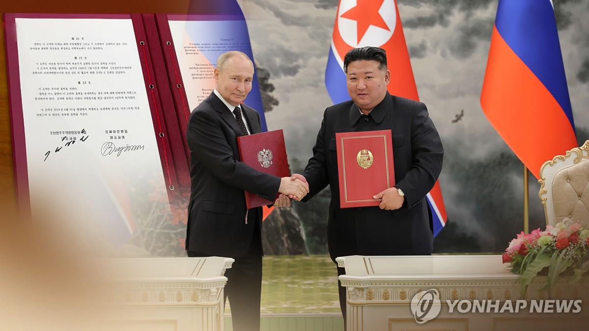 El presidente ruso Vladimir Putin (izq.) y el líder norcoreano Kim Jong-un aparecen en esta fotografía de archivo sin fecha. (Yonhap)