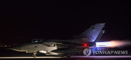 시리아 공습 위해 중무장한 채 출격하는 영국 공군 전투기 토네이도