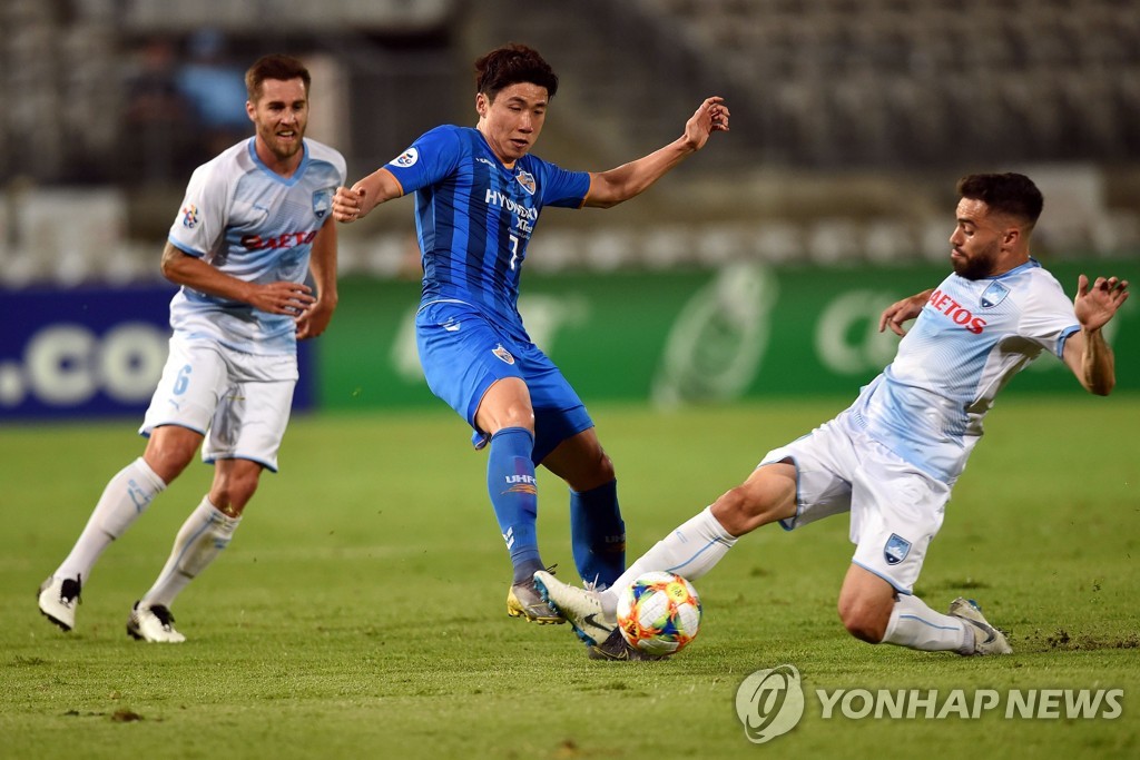 울산 현대 김인성(가운데)이 시드니FC와 경기에서 공을 다투는 모습. [AFP=연합뉴스]