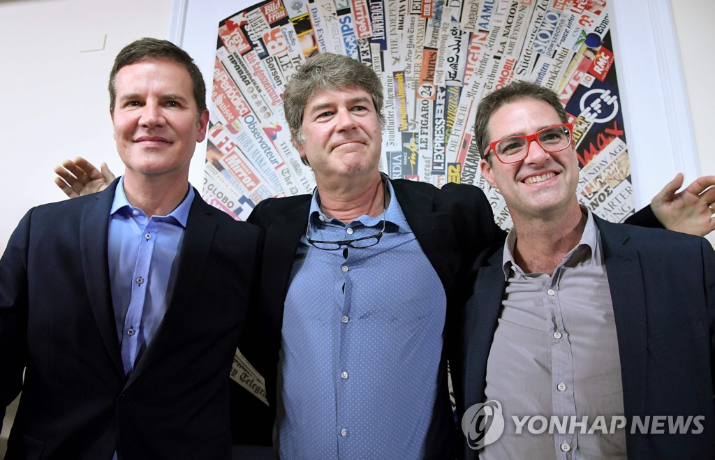 페르난도 카라디마 전 가톨릭 신부로부터 수십 년전에 성추행을 당했다고 폭로한 칠레 남성들 [AFP=연합뉴스 자료 사진]