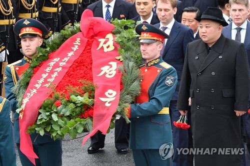 Kim coloca una corona de flores en un monumento para los soldados desconocidos de Rusia